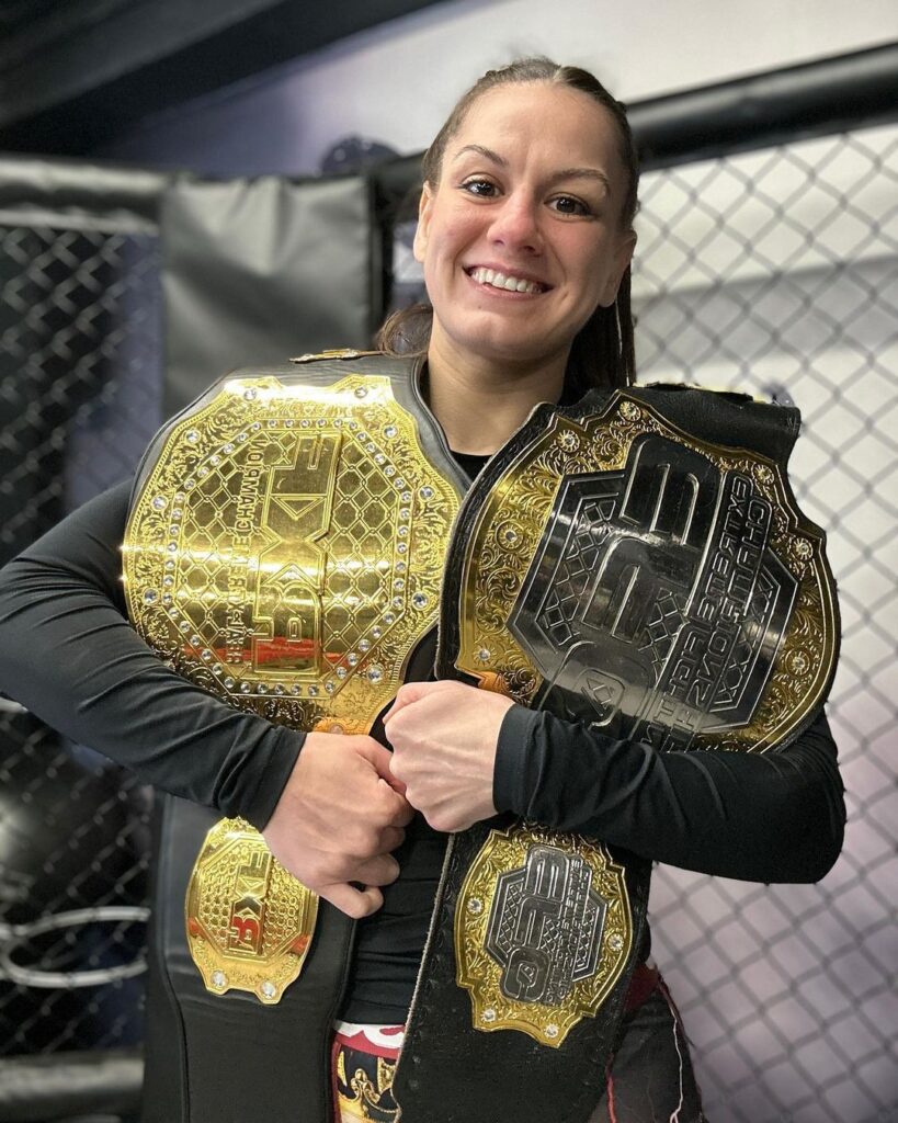 O româncă e campioană mondială în cuşcă şi face avere din OnlyFans. „Bombardierul” Pascu o antrenează pentru debutul în UFC