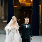 Românca de 26 de ani care face plajă pe terasa apartamentului şi i-a înnebunit pe vecini. Soţul ei câştigă 450.000 de euro pe an