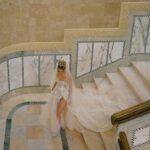 Românca de 26 de ani care face plajă pe terasa apartamentului şi i-a înnebunit pe vecini. Soţul ei câştigă 450.000 de euro pe an