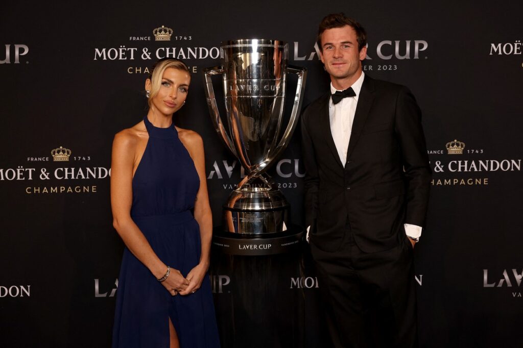 Mădălina Ghenea a fost dată de gol! Câţi bani poate primi românca pentru o singură postare. E pe locul secund într-un top select