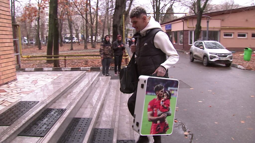 Florinel Coman a atras toate privirile la vizita medicală a celor de la FCSB! Cum şi-a făcut apariţia jucătorul roş-albaştrilor