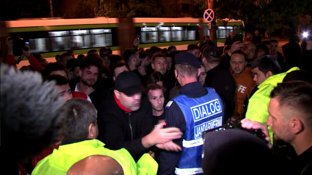 „Iar ne retrogradaţi? Vă rupem picioarele!” Fanii lui Dinamo au făcut un scandal monstru! I-au cerut demisia lui Kopic: „Pleacă!”