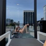 Românca de 26 de ani care face plajă pe terasa apartamentului şi i-a înnebunit pe vecini. Soţul ei câştigă 450.000 de euro pe an