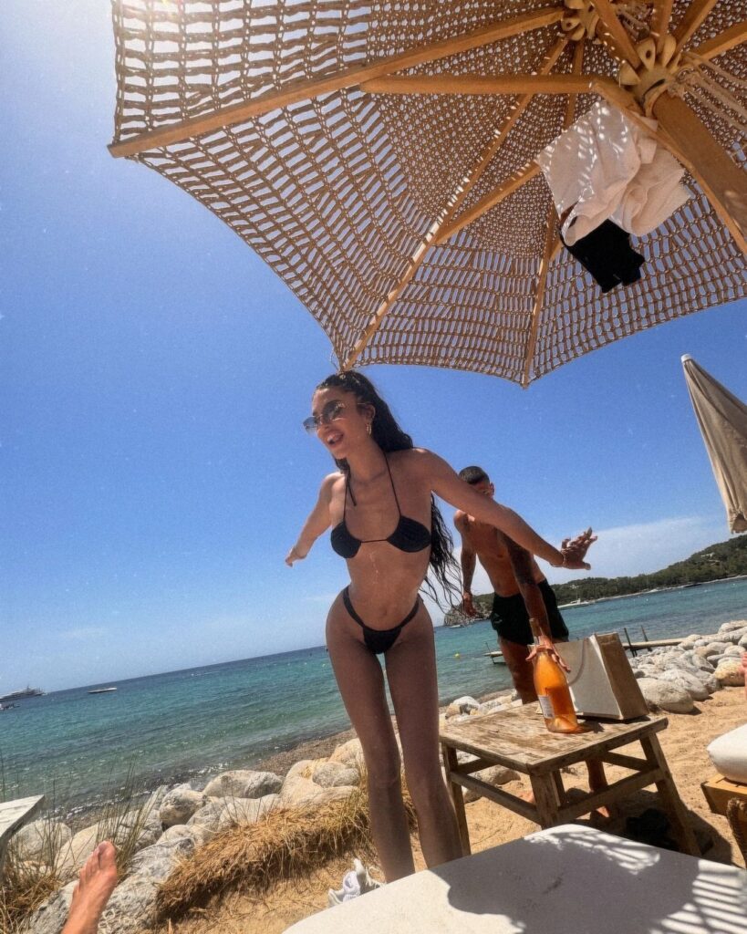 Soţia lui Marco Verratti şi-a uluit fanii. Jessica Aidi a îmbrăcat un costum de baie minuscul, iar imaginile s-au viralizat!