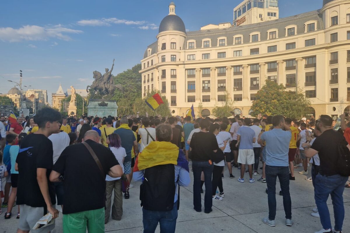Suporterii naţionalei s-au strâns în Piaţa Universităţii pentru a sărbători victoria României cu Ucraina!