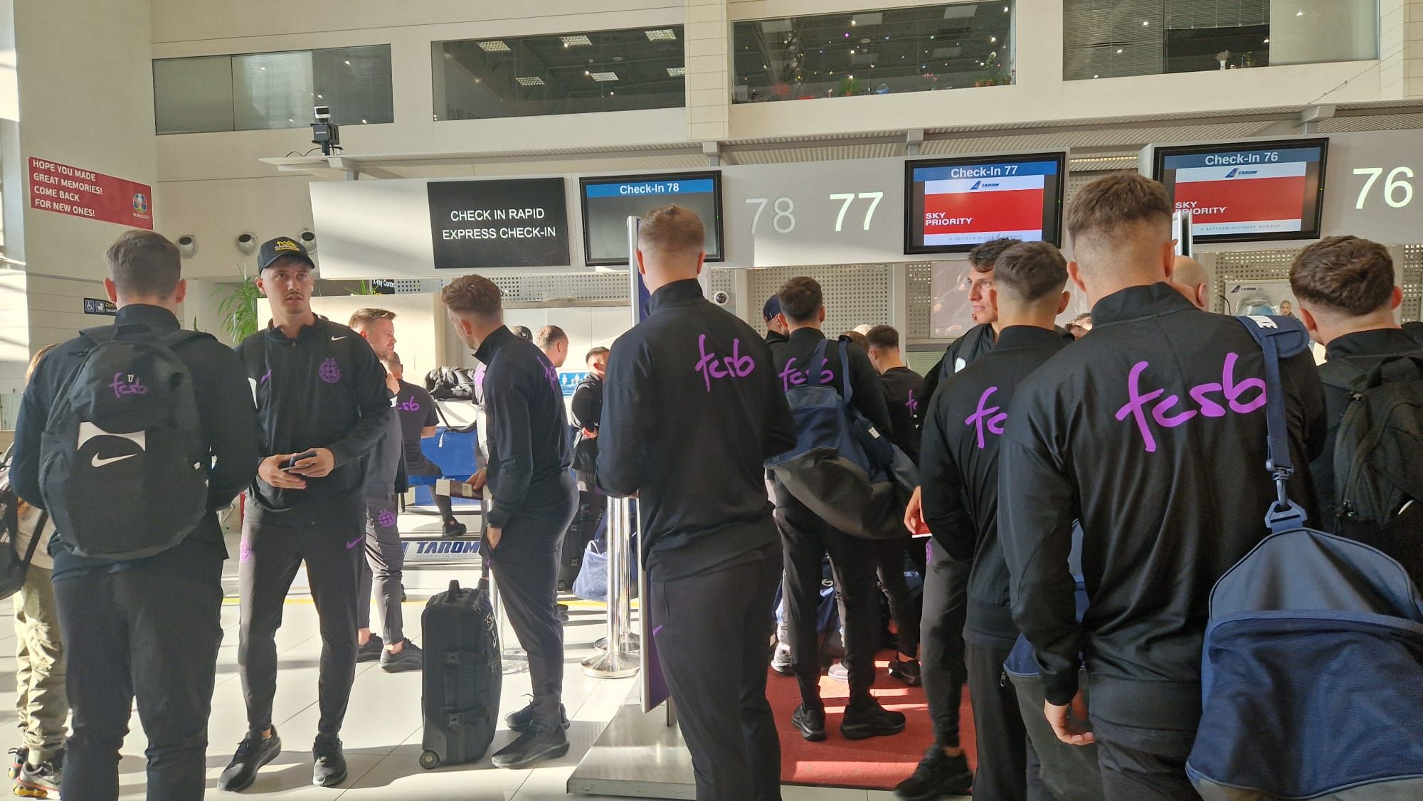FCSB a plecat în cantonament în Olanda! Imagini de pe aeroport cu jucătorii „roş-albaştri”
