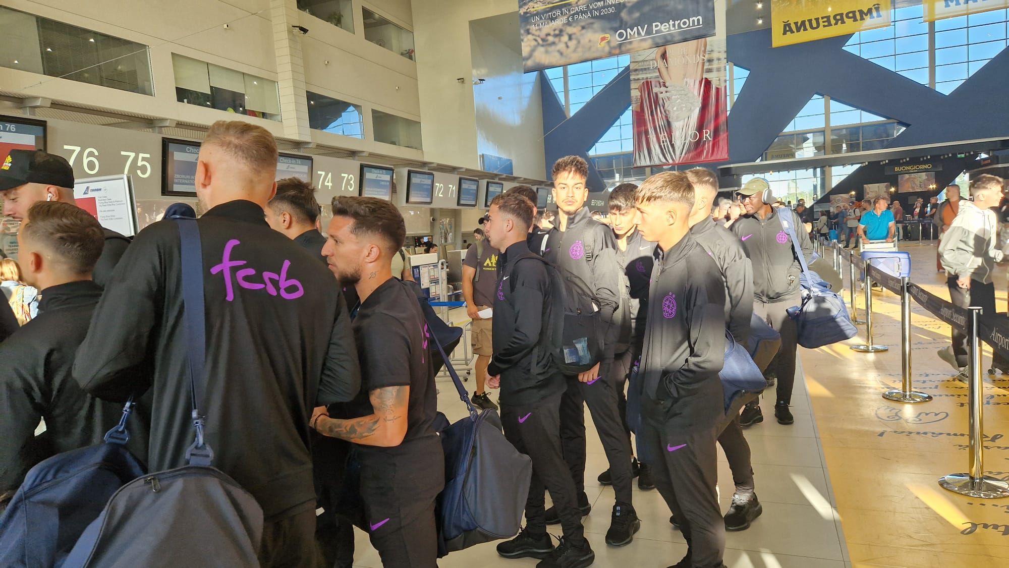 FCSB a plecat în cantonament în Olanda! Imagini de pe aeroport cu jucătorii „roş-albaştri”