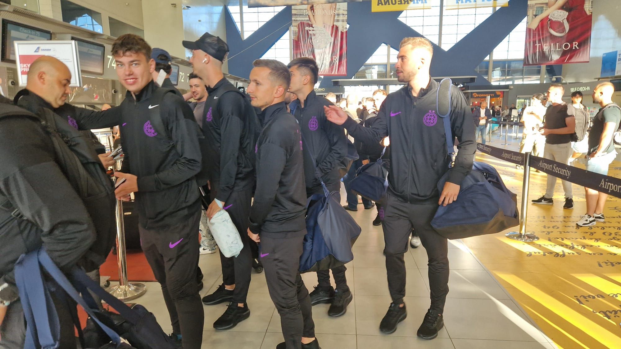 FCSB a plecat în cantonament în Olanda! Imagini de pe aeroport cu jucătorii „roş-albaştri”