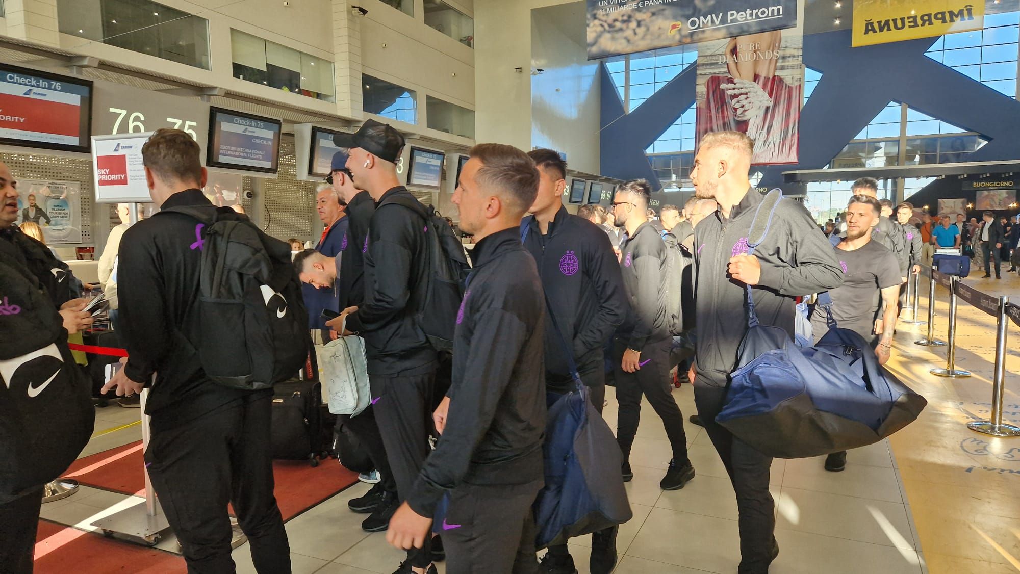FCSB a plecat în cantonament în Olanda! Imagini de pe aeroport cu jucătorii „roş-albaştri”