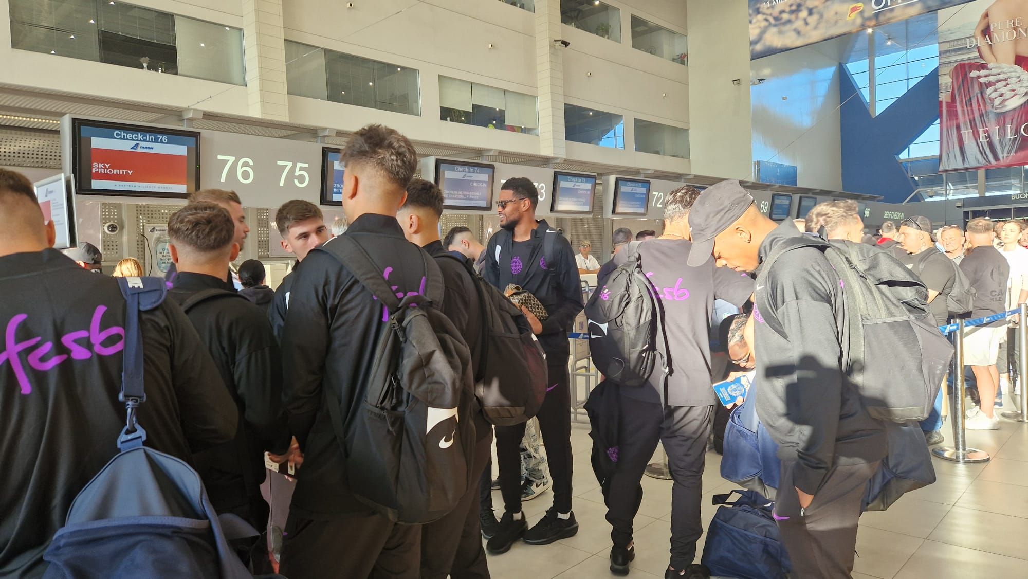 FCSB a plecat în cantonament în Olanda! Imagini de pe aeroport cu jucătorii „roş-albaştri”
