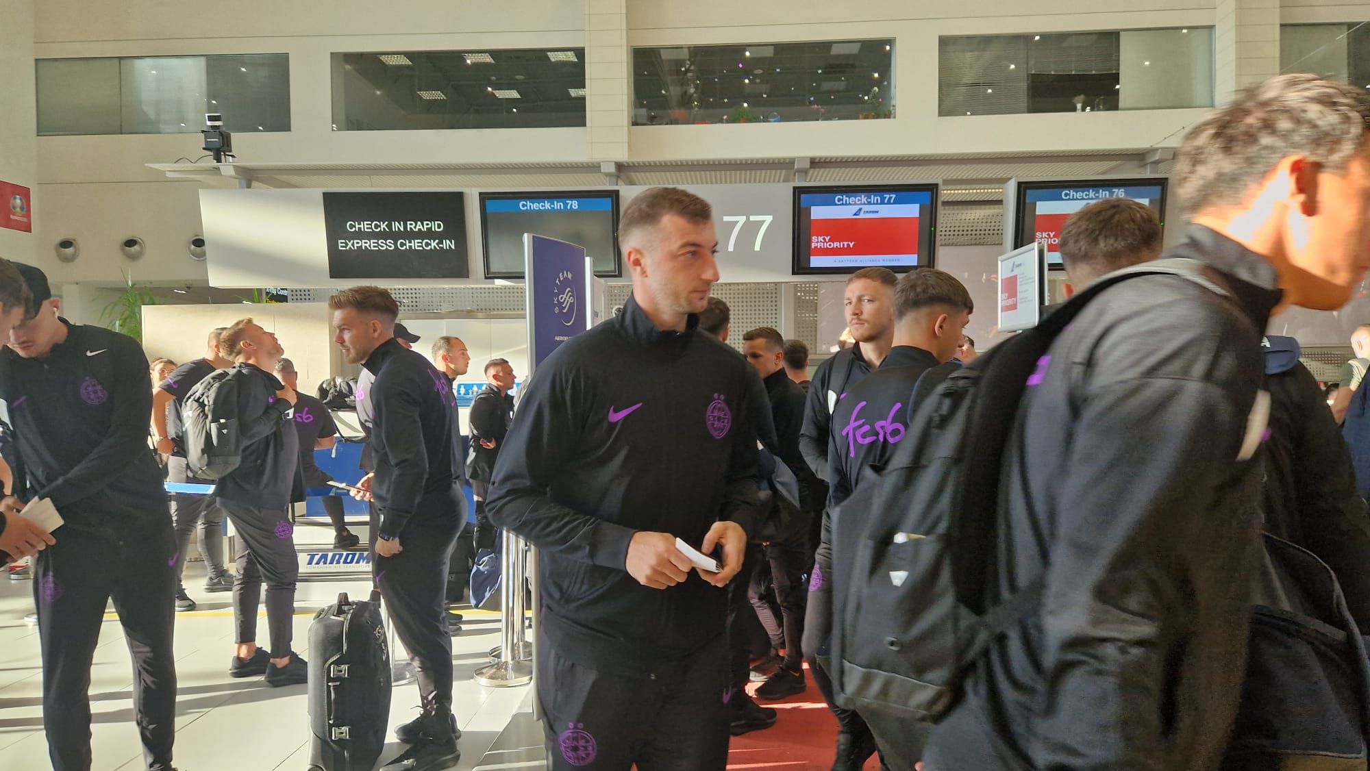 FCSB a plecat în cantonament în Olanda! Imagini de pe aeroport cu jucătorii „roş-albaştri”
