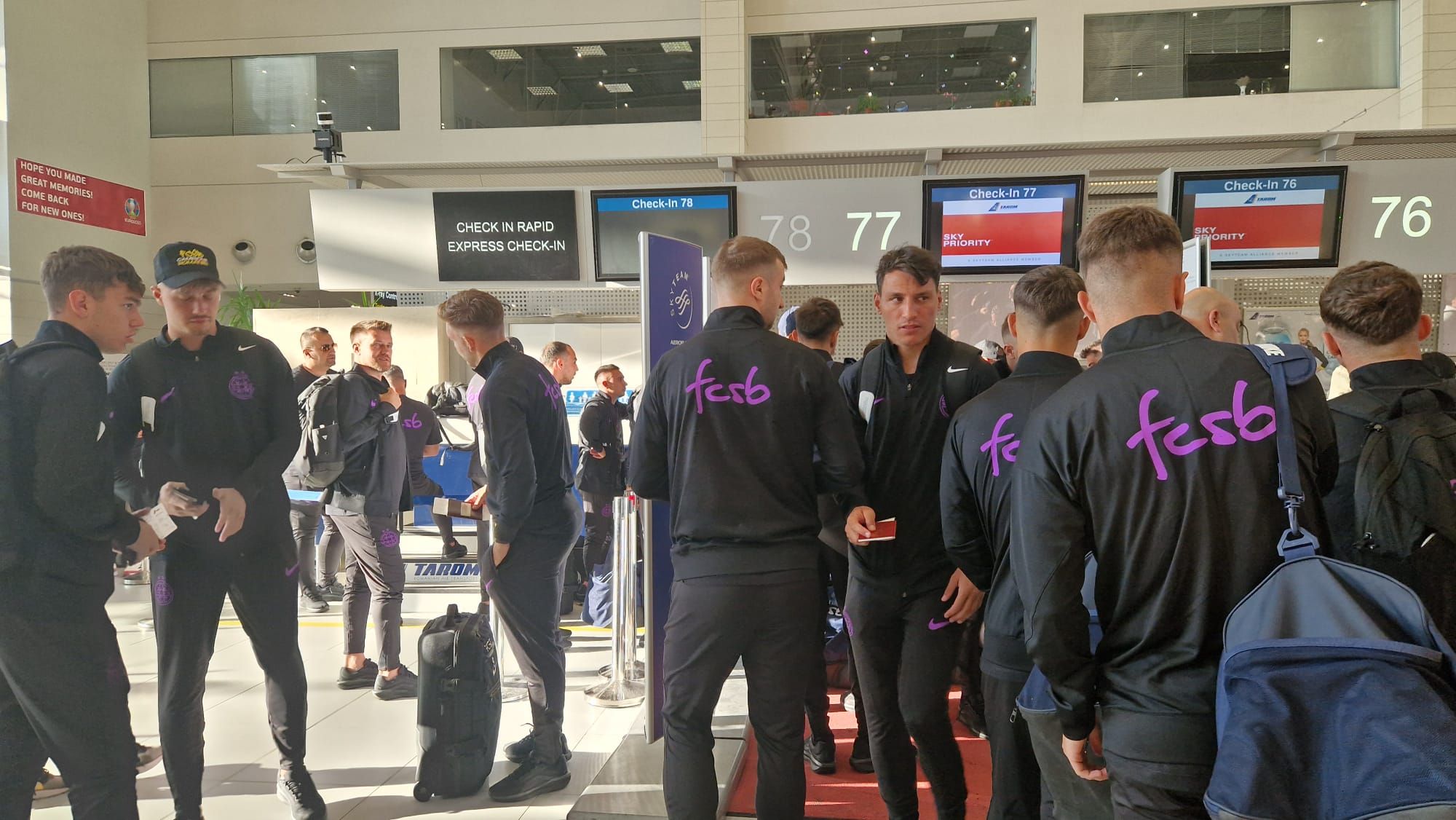 FCSB a plecat în cantonament în Olanda! Imagini de pe aeroport cu jucătorii „roş-albaştri”