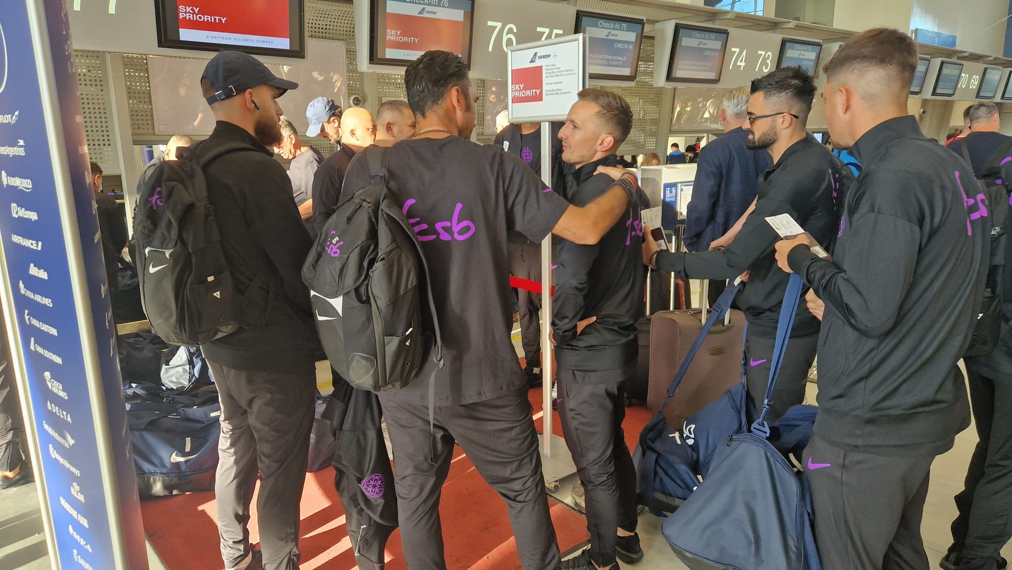 FCSB a plecat în cantonament în Olanda! Imagini de pe aeroport cu jucătorii „roş-albaştri”
