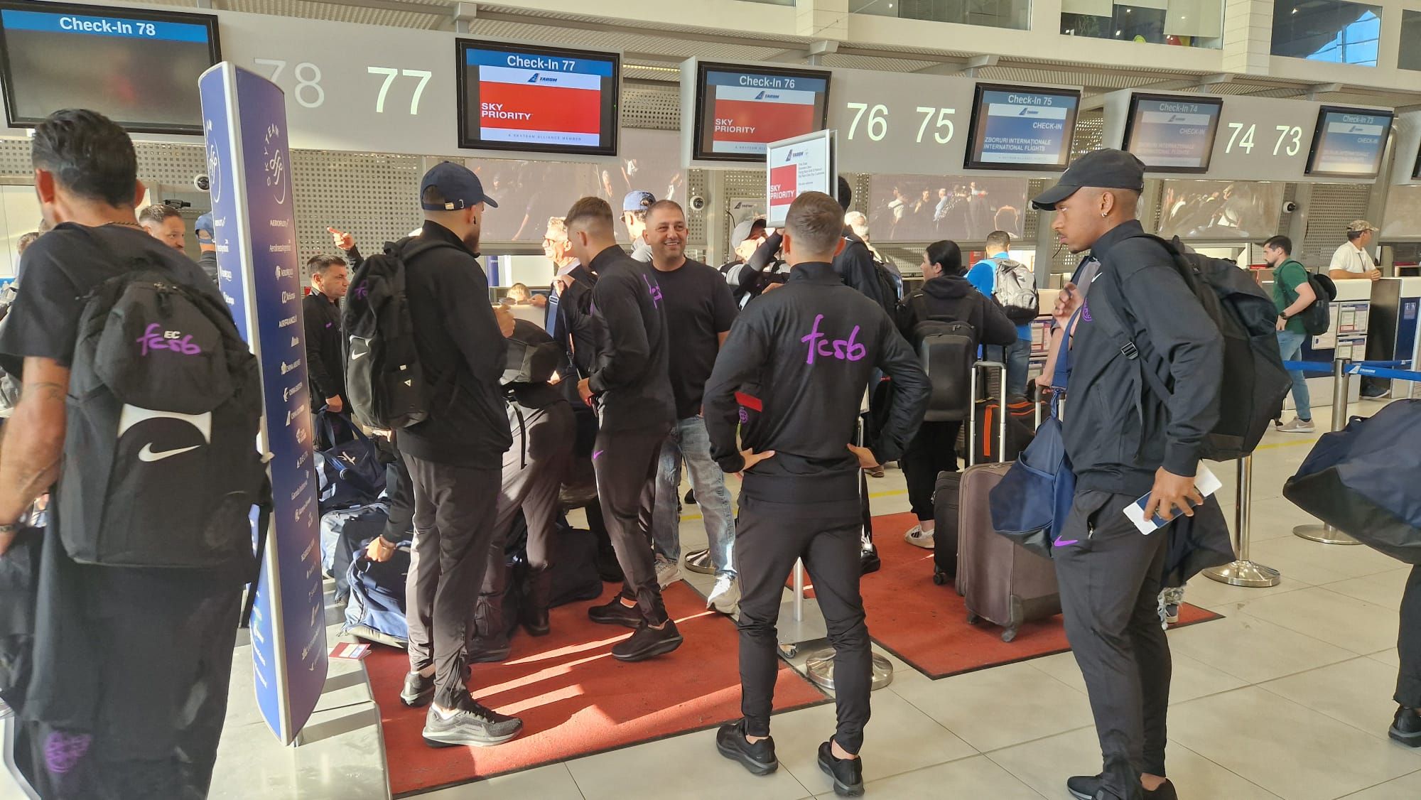 FCSB a plecat în cantonament în Olanda! Imagini de pe aeroport cu jucătorii „roş-albaştri”