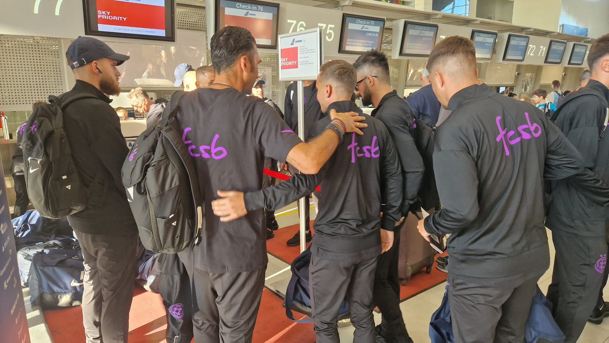 FCSB a plecat în cantonament în Olanda! Imagini de pe aeroport cu jucătorii „roş-albaştri”