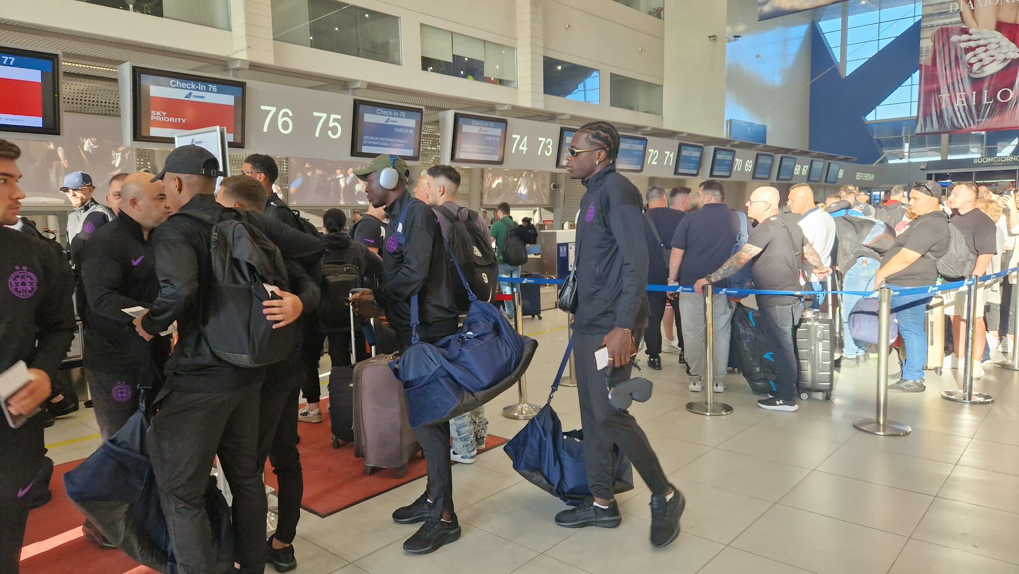 FCSB a plecat în cantonament în Olanda! Imagini de pe aeroport cu jucătorii „roş-albaştri”