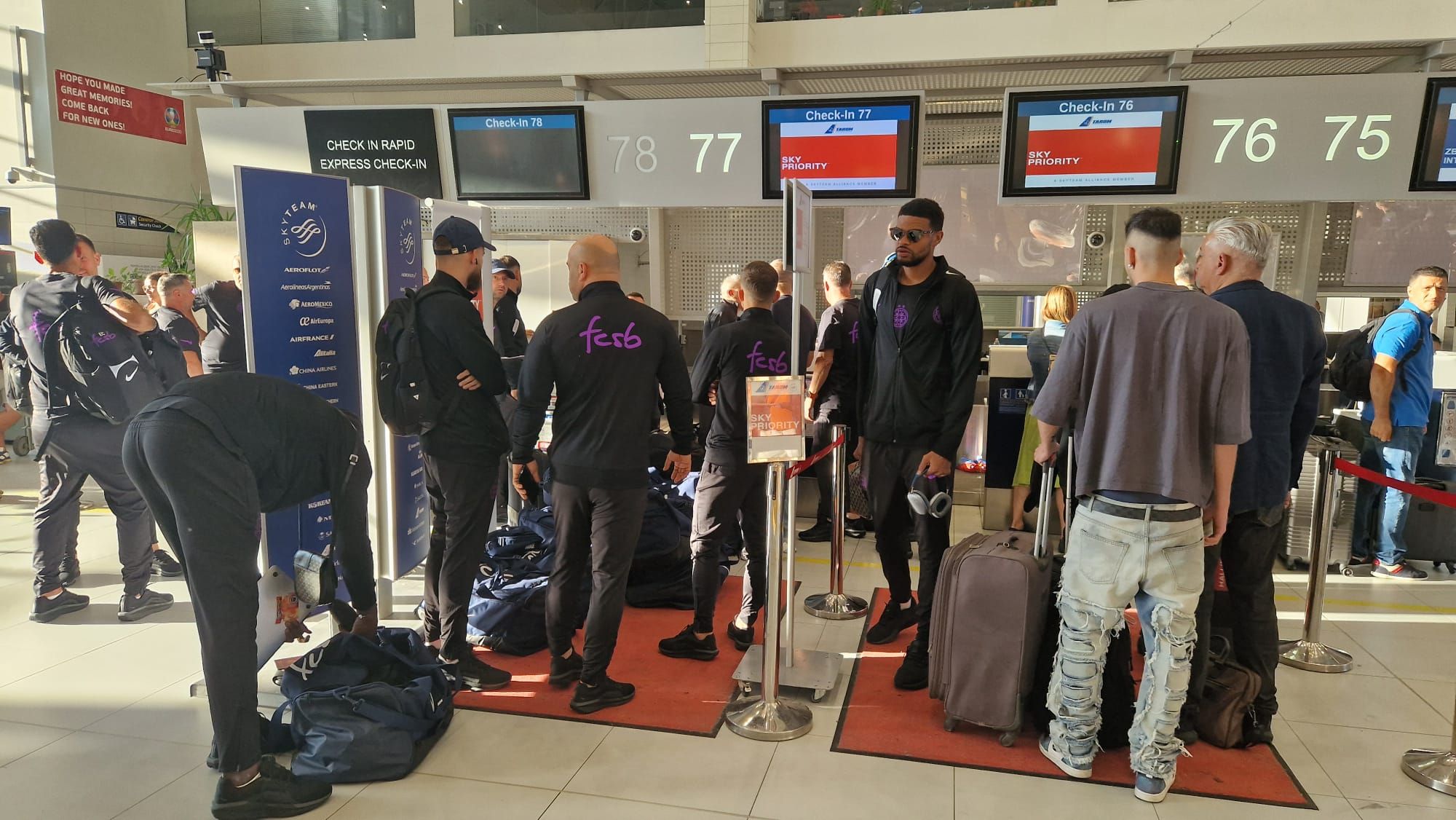 FCSB a plecat în cantonament în Olanda! Imagini de pe aeroport cu jucătorii „roş-albaştri”