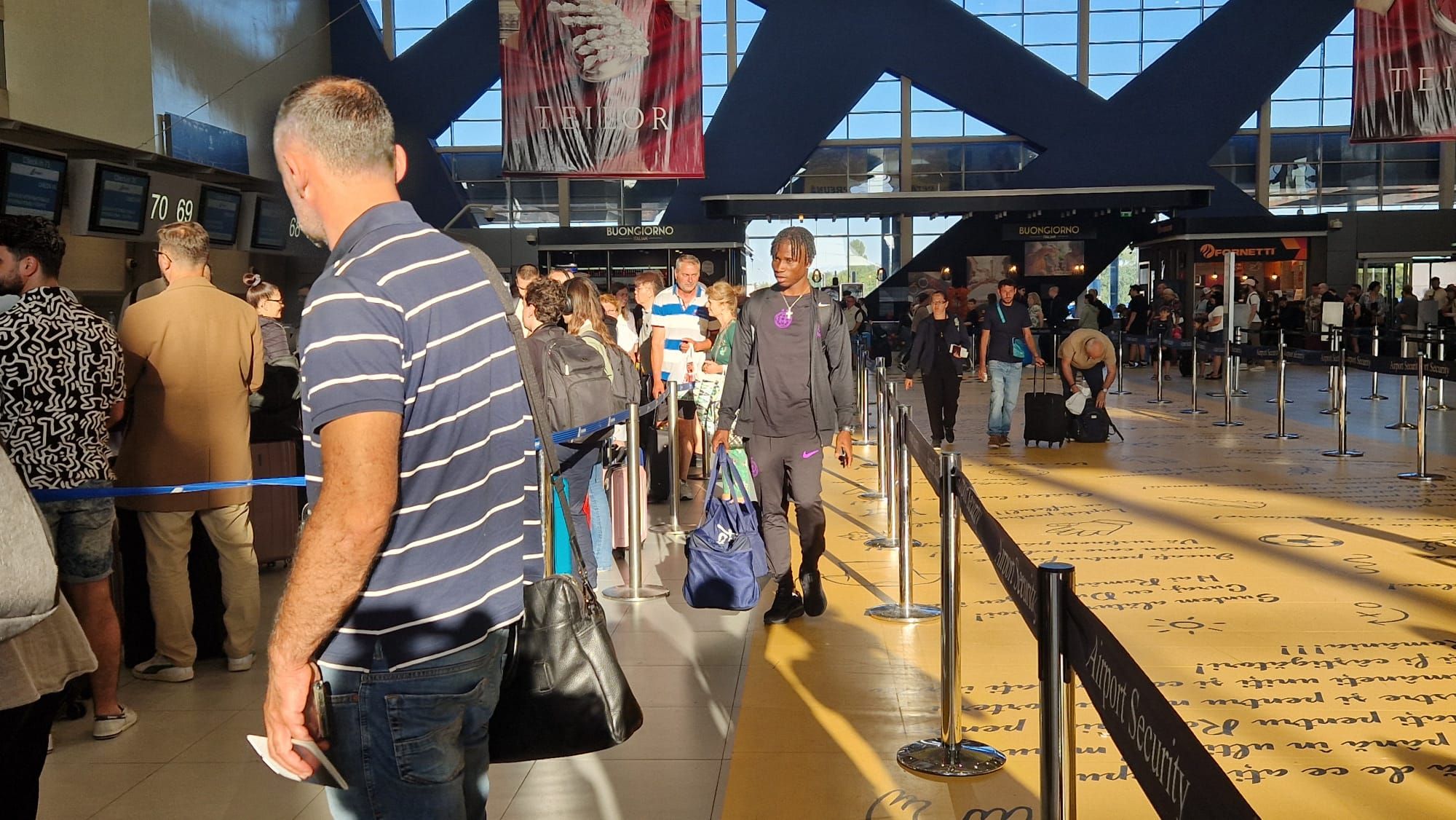 FCSB a plecat în cantonament în Olanda! Imagini de pe aeroport cu jucătorii „roş-albaştri”