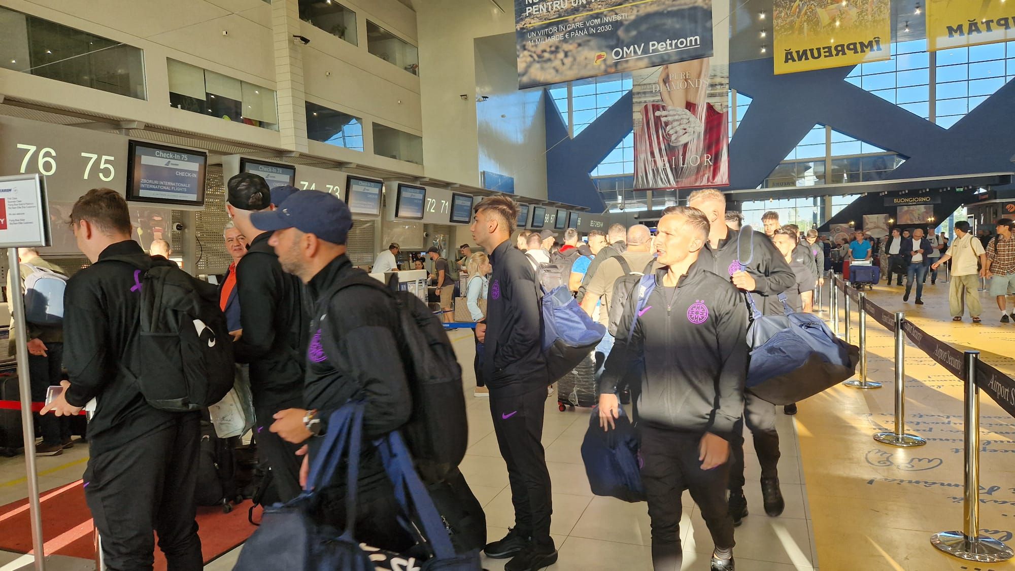 FCSB a plecat în cantonament în Olanda! Imagini de pe aeroport cu jucătorii „roş-albaştri”