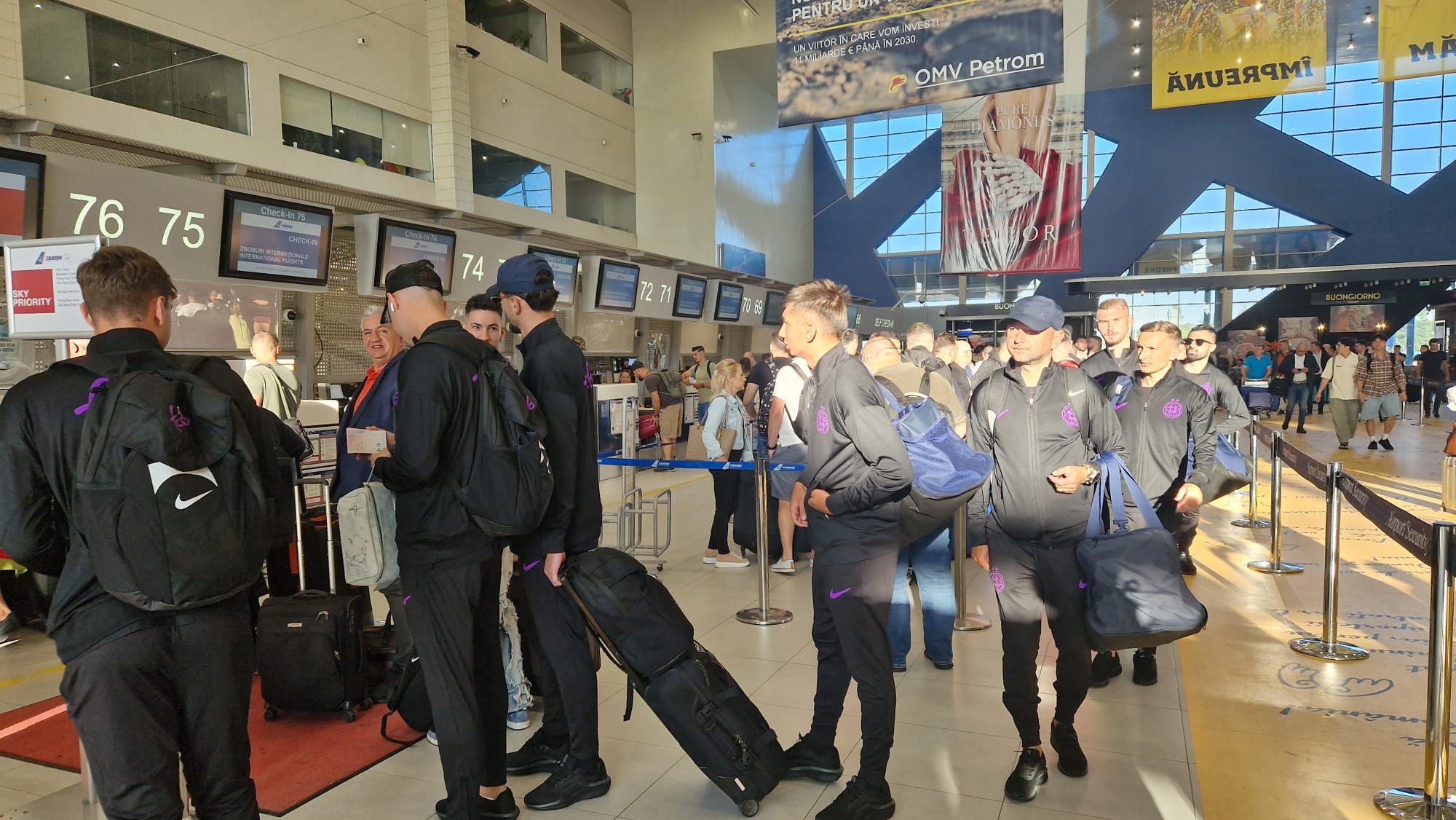 FCSB a plecat în cantonament în Olanda! Imagini de pe aeroport cu jucătorii „roş-albaştri”