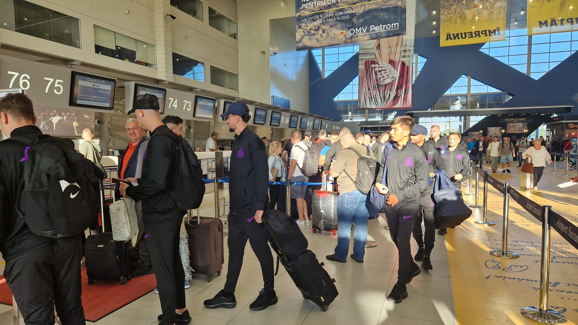 FCSB a plecat în cantonament în Olanda! Imagini de pe aeroport cu jucătorii „roş-albaştri”