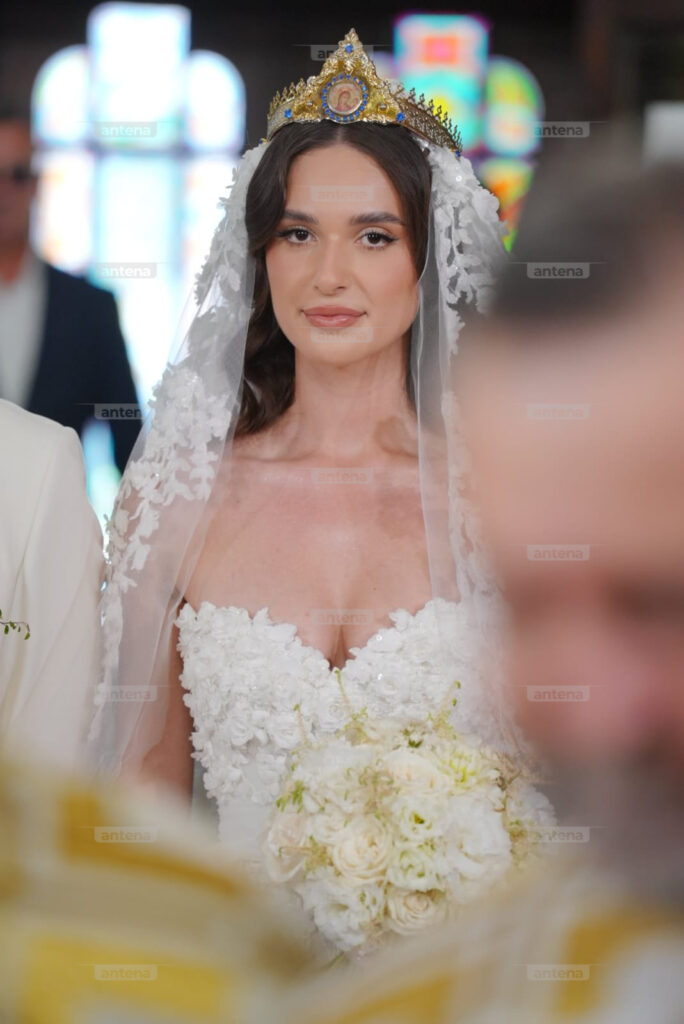 Ianis şi Elena Hagi, cel mai emoţionant moment de la cununia religioasă! Imagini superbe cu cei doi