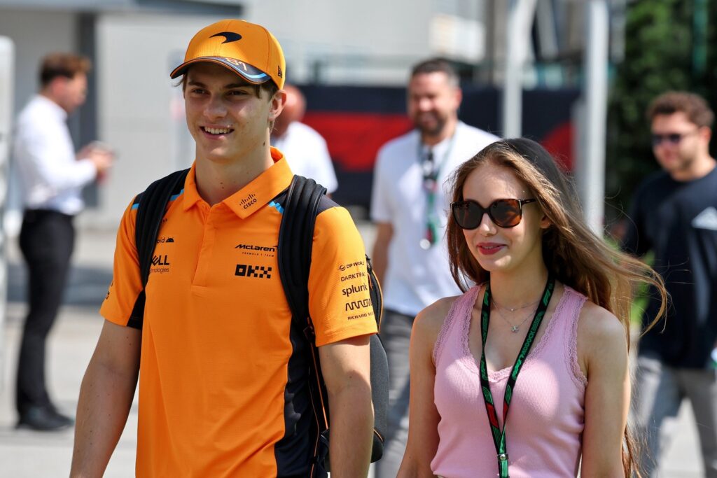 Cine e iubita lui Oscar Piastri, viitoarea stea în devenire din Formula 1! Lily Zneimer face senzaţie la Marile Premii