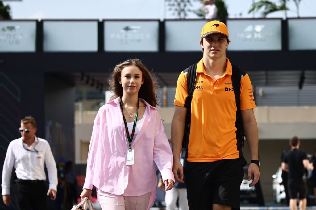 Cine e iubita lui Oscar Piastri, viitoarea stea în devenire din Formula 1! Lily Zneimer face senzaţie la Marile Premii