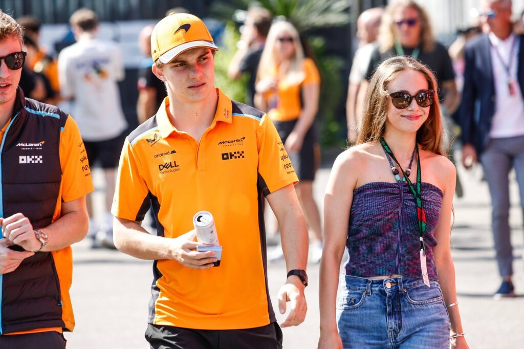 Cine e iubita lui Oscar Piastri, viitoarea stea în devenire din Formula 1! Lily Zneimer face senzaţie la Marile Premii