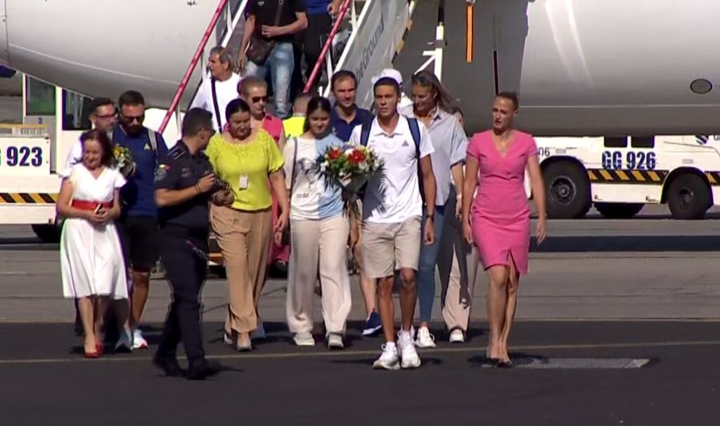 David Popovici, aşteptat cu flori pe aeroport la revenirea în România: „E nevoie de bani investiţi în sport”