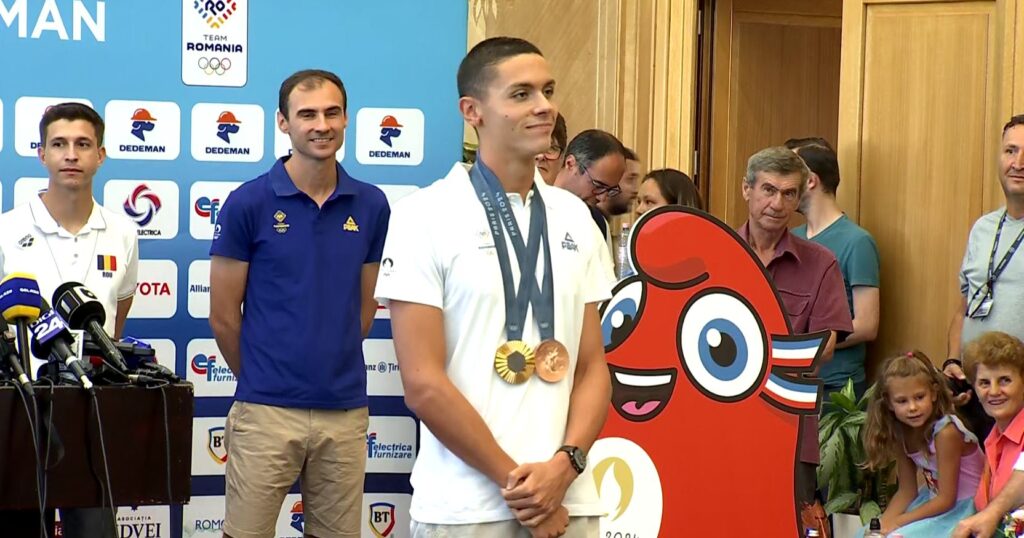 David Popovici, aşteptat cu flori pe aeroport la revenirea în România: „E nevoie de bani investiţi în sport”