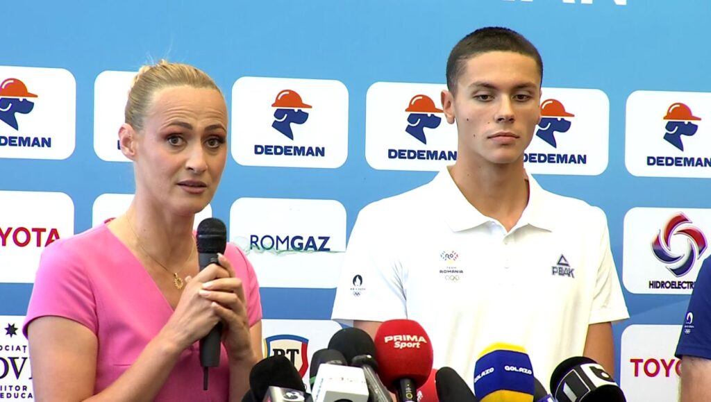 David Popovici, aşteptat cu flori pe aeroport la revenirea în România: „E nevoie de bani investiţi în sport”