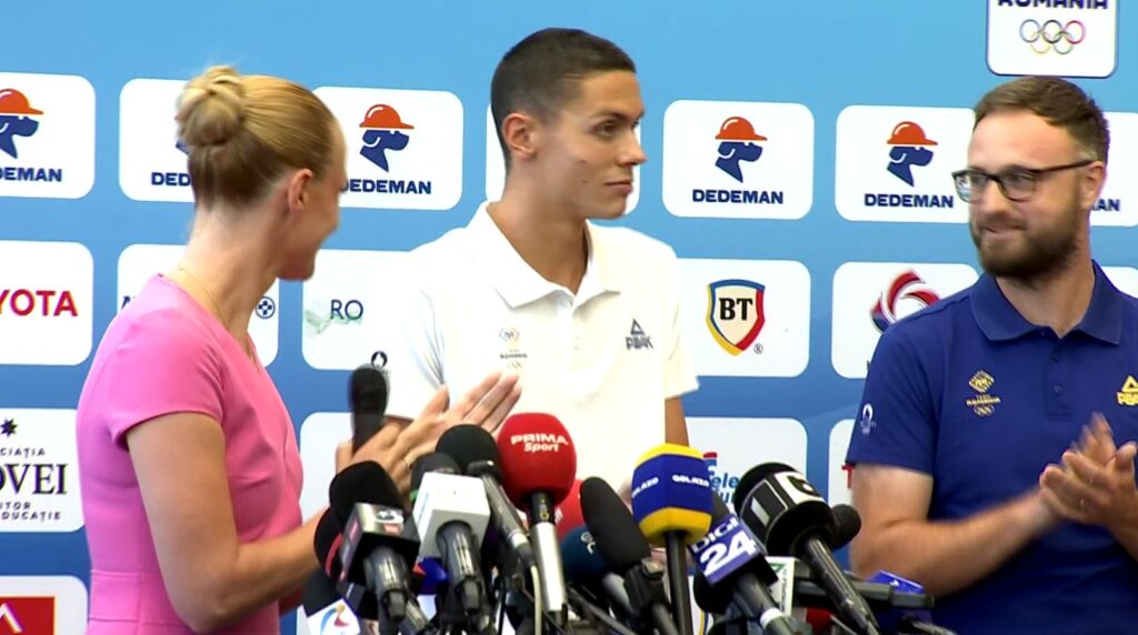 David Popovici, aşteptat cu flori pe aeroport la revenirea în România: „E nevoie de bani investiţi în sport”