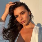 Cât de frumoasă este iubita românului celebru, care s-a afişat cu „pătrăţelele” la vedere și are un salariu de 350.000 de euro