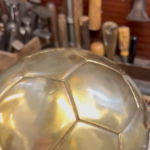 Cum este confecţionat Balonul de Aur! Imagini tari cu procesul prin care trece cel mai importat trofeu din fotbal