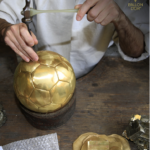 Cum este confecţionat Balonul de Aur! Imagini tari cu procesul prin care trece cel mai importat trofeu din fotbal