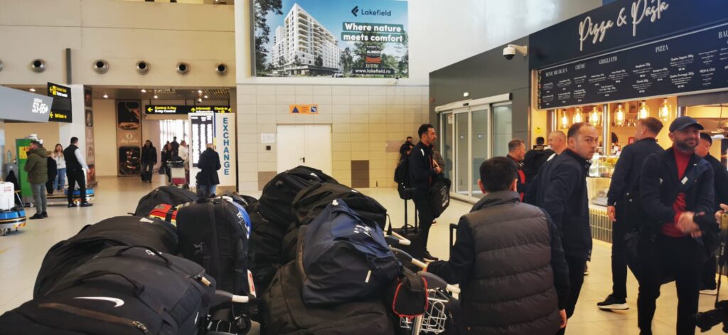 FCSB a plecat în Scoţia cu două ore întârziere, după ce avionul s-a defectat! Imagini cu Pintilii şi Charalambous