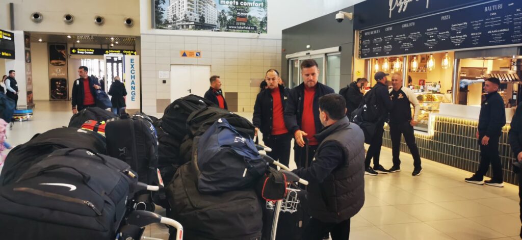 FCSB a plecat în Scoţia cu două ore întârziere, după ce avionul s-a defectat! Imagini cu Pintilii şi Charalambous