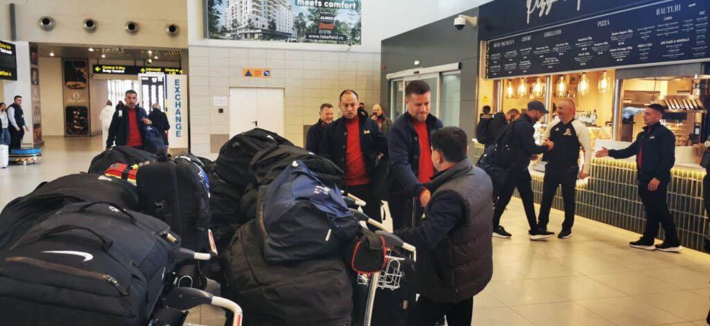 FCSB a plecat în Scoţia cu două ore întârziere, după ce avionul s-a defectat! Imagini cu Pintilii şi Charalambous