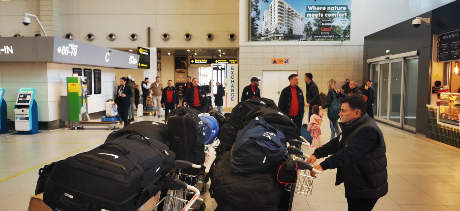 FCSB a plecat în Scoţia cu două ore întârziere, după ce avionul s-a defectat! Imagini cu Pintilii şi Charalambous