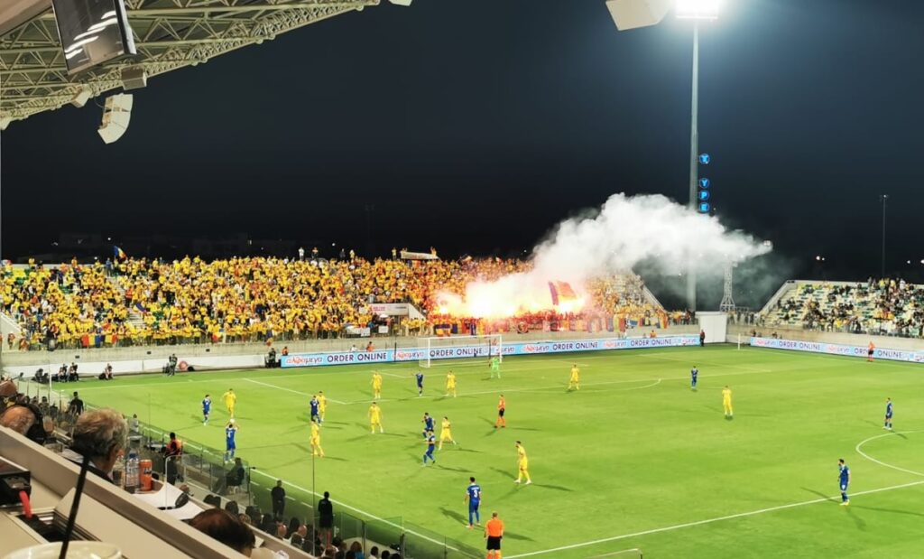 În Cipru, ca în România! Fanii tricolorilor au luat cu asalt tribunele. Imnul României a răsunat la Larnaca