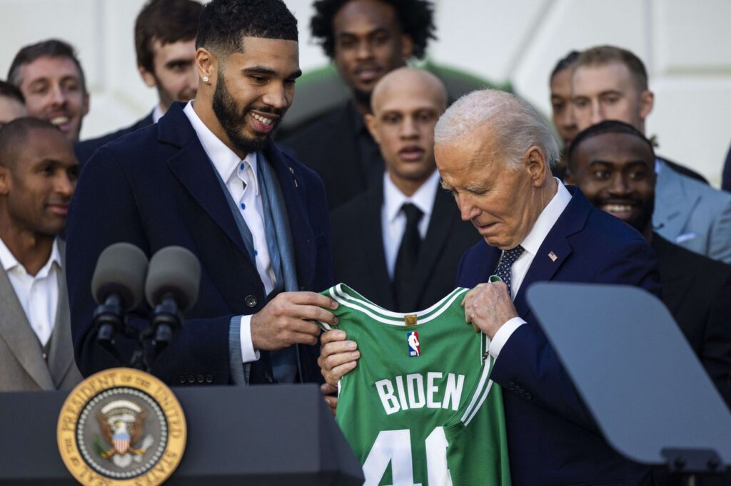Campioana Boston Celtics a fost primită de Joe Biden la Casa Albă: „Aţi format una dintre cele mai puternice echipe din istorie”
