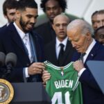 Campioana Boston Celtics a fost primită de Joe Biden la Casa Albă: „Aţi format una dintre cele mai puternice echipe din istorie”