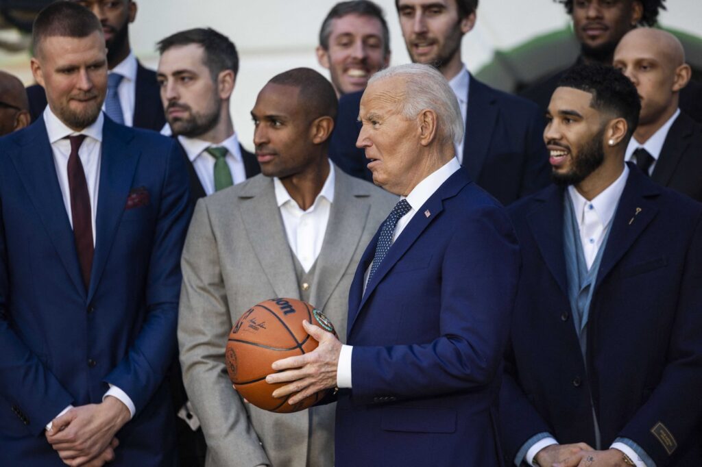 Campioana Boston Celtics a fost primită de Joe Biden la Casa Albă: „Aţi format una dintre cele mai puternice echipe din istorie”