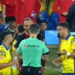 Kosovarul Vedat Muriqi a fost eliminat după ce a fost surprins de VAR că i-a arătat semne obcene unui adversar