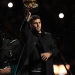Rodri a prezentat Balonul de Aur în faţa lui Radu Drăguşin! Ceremonie pregătită de cetăţeni înaintea meciului Manchester City – Tottenham