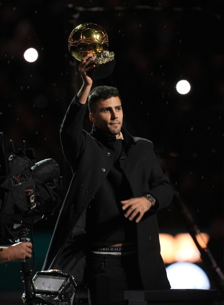 Rodri a prezentat Balonul de Aur în faţa lui Radu Drăguşin! Ceremonie pregătită de cetăţeni înaintea meciului Manchester City – Tottenham