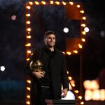 Rodri a prezentat Balonul de Aur în faţa lui Radu Drăguşin! Ceremonie pregătită de cetăţeni înaintea meciului Manchester City – Tottenham