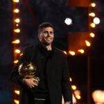 Rodri a prezentat Balonul de Aur în faţa lui Radu Drăguşin! Ceremonie pregătită de cetăţeni înaintea meciului Manchester City – Tottenham