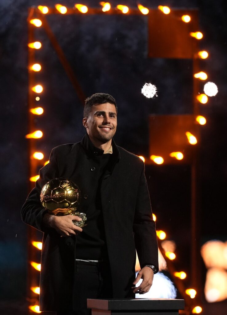 Rodri a prezentat Balonul de Aur în faţa lui Radu Drăguşin! Ceremonie pregătită de cetăţeni înaintea meciului Manchester City – Tottenham